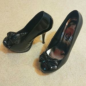 MUST GO! Shiny Black Bow Pumps